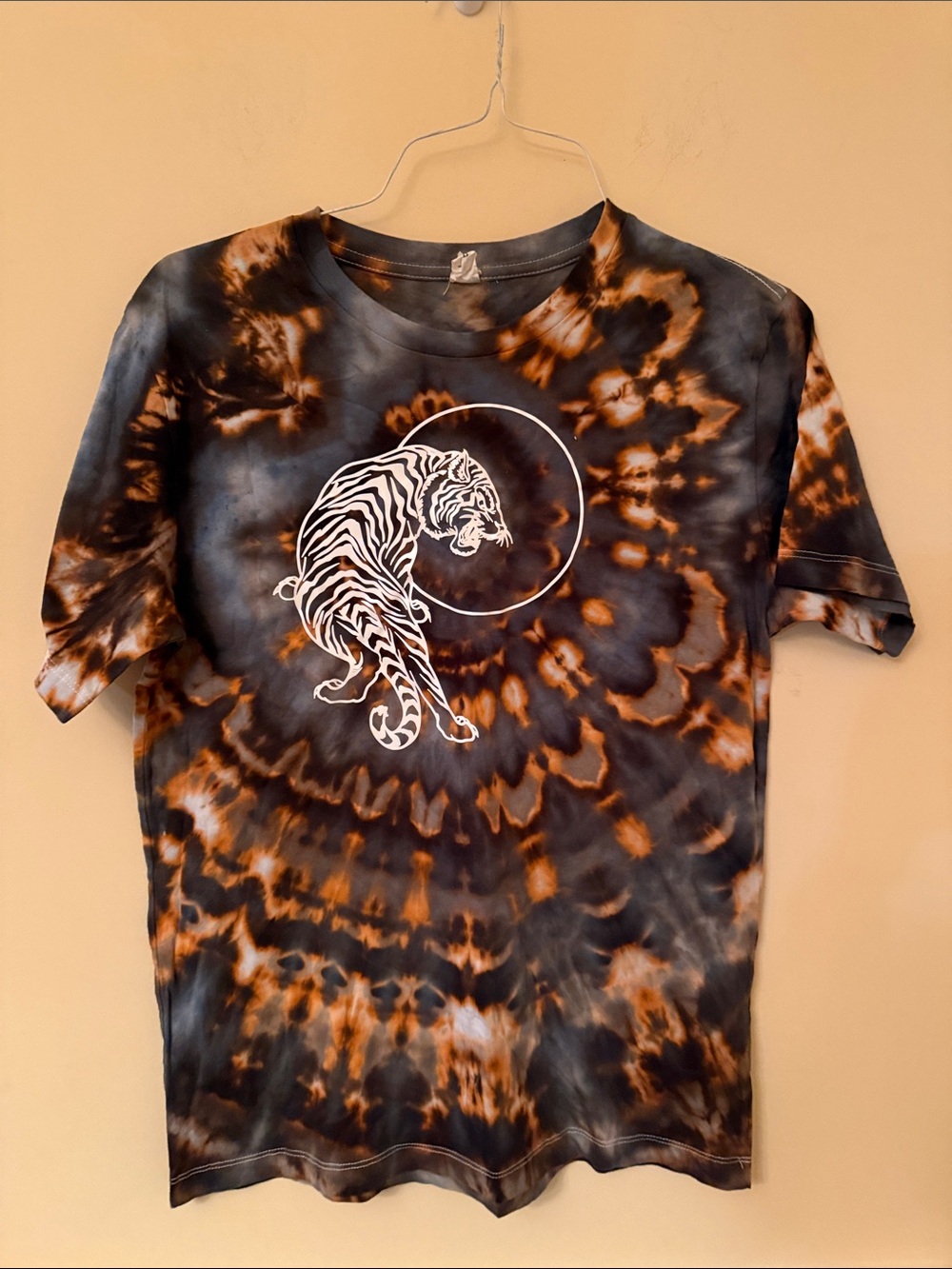 Tie-Dye Black and Brown Tiger Graphic Tee Size Medium